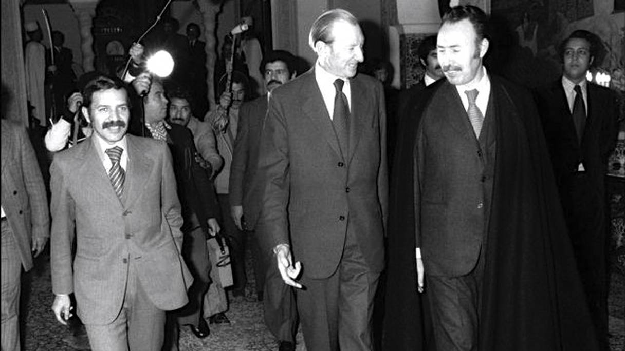 L'ancien président algérien Houari Boumédiène (à droite) et son jeune ministre des Affaires étrangères Abdelaziz Bouteflika (à gauche), en compagnie du secrétaire général des Nations unies Kurt Waldheim (au centre), à Alger, en 1975. 
