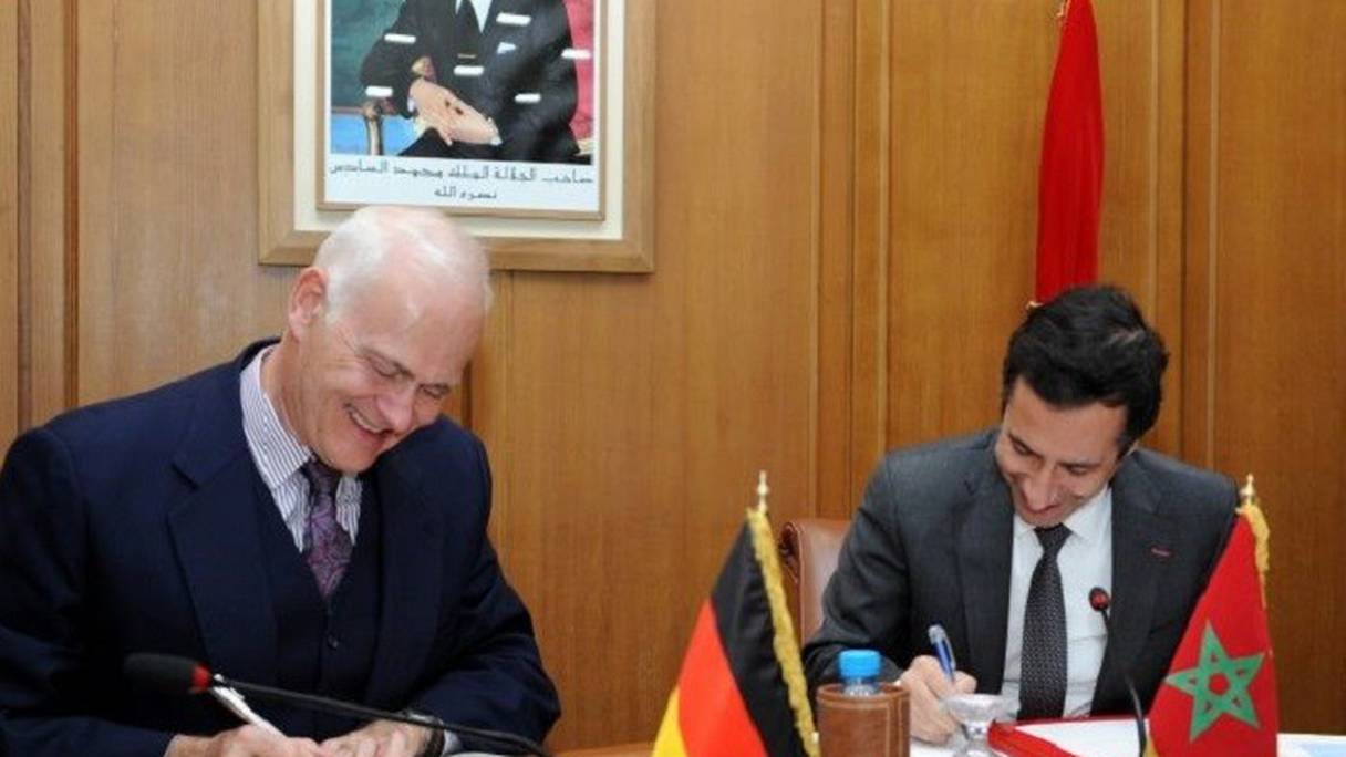 Signature de trois accords entre Mohamed Benchaâboun et Götz Schmidt-Bremme, ambassadeur d’Allemagne à Rabat.
