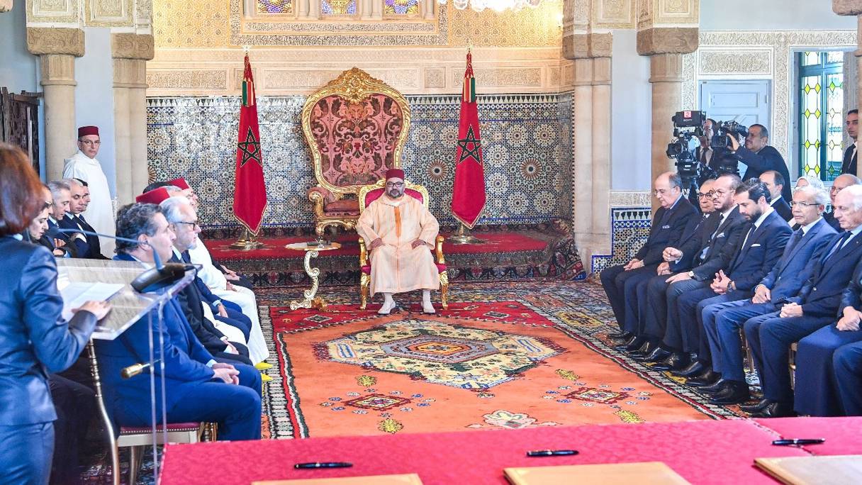 Lors la cérémonie, présidée par le roi, de signature de deux conventions relatives à la contribution du Fonds Hassan II au «Programme intégré d'appui et de financement des entreprises», à Rabat, le 31 janvier 2020.
