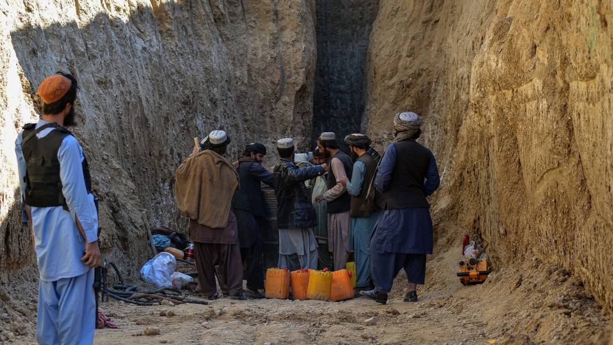 Des sauveteurs tentent d'atteindre et de sauver un petit garçon de 9 ans, Haidar, coincé depuis deux jours dans un puits dans un village éloigné du sud de l'Afghanistan de Shokak, dans la province de Zabul, à environ 120 km de Kandahar, le 17 février 2022.
