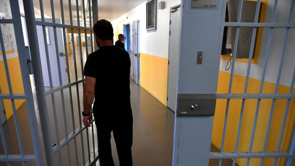 Le gouvernement français veut renforcer "l'étanchéité" entre les détenus qui sont radicalisés et les autres.
