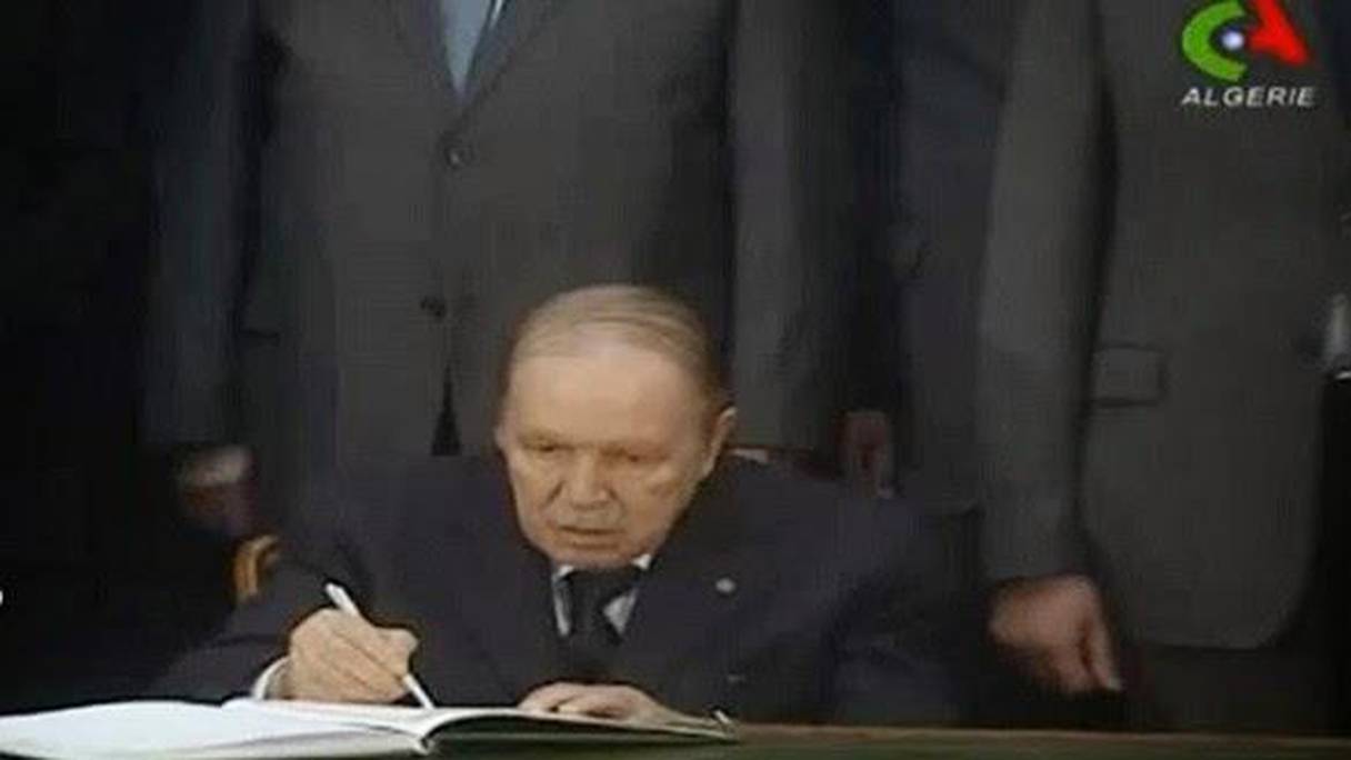 Les services du DRS tombent comme les feuilles mortes de l'automne. Le clan présidentiel ne pardonnera jamais à son patron, Mohamed Médiène, son enquête sur la corruption "institutionnelle" en Algérie. Ici, le président Bouteflika. 
