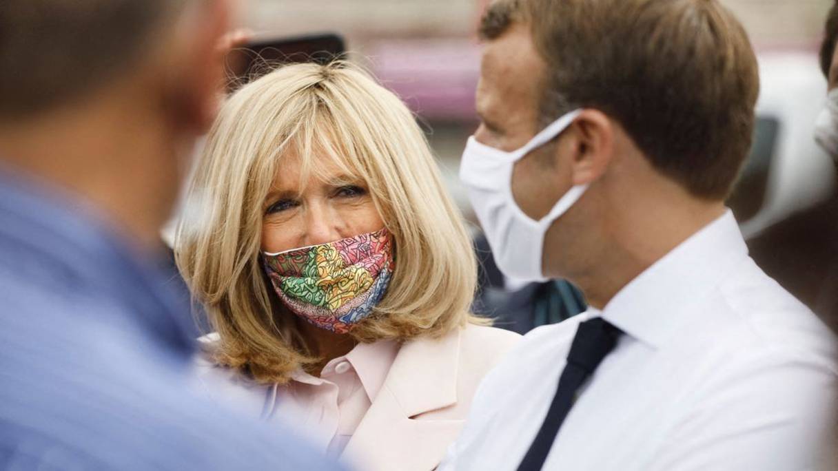 Brigitte Macron porte un masque signé Mehdi Qotbi.
