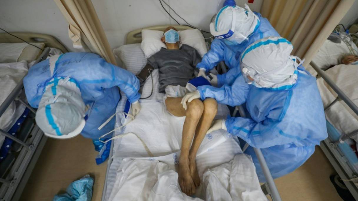 Un patient contaminé par le coronavirus est traité le 6 mars 2020 à l'hôpital de la Croix rouge à Wuhan.
