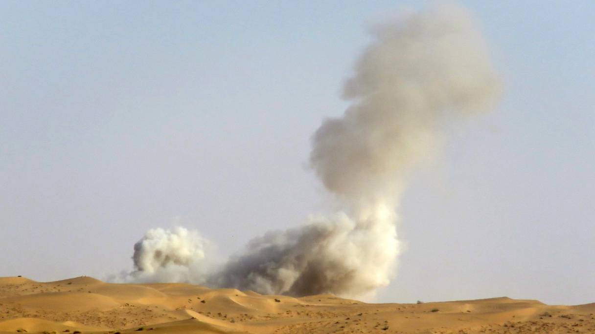 Dans cette image prise depuis une position tenue par des combattants pro-gouvernementaux yéménites, une épaisse fumée s'élève derrière la ligne de front avec les rebelles houthis, au sud du gouvernorat stratégique de Marib, le 4 janvier 2021.
