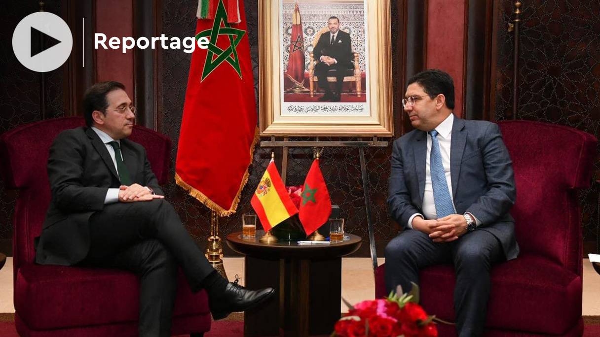 Peu avant une conférence de presse conjointe, Jose Manuel Albares, ministre espagnol des Affaires étrangères, s'entretient avec son homologue marocain Nasser Bourita, le 10 mai 2022 au soir, à Marrakech, à la veille de la tenue de la réunion de la Coalition mondiale contre Daech. 
