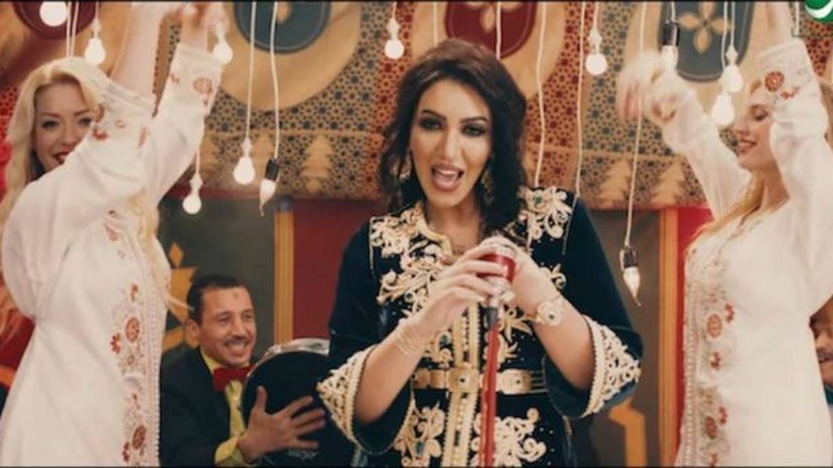 Asmaa lamnawar dans le clip de "Andou Zine".
