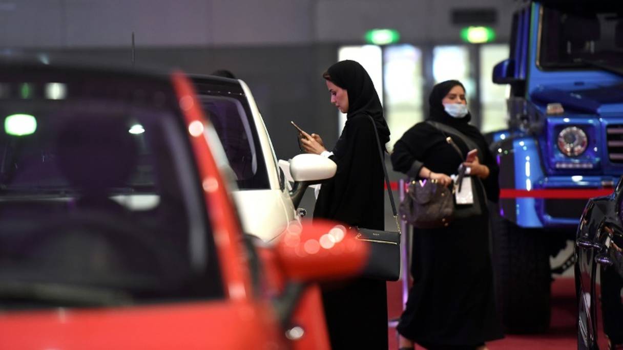 Des Saoudiennes examinent des voitures le 13 mai 2018 à Ryad lors d'un salon automobile qui leur est consacré.
