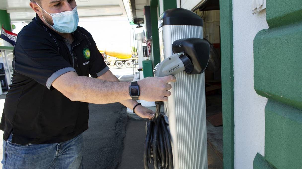 Jesse Georgaklis montre une station de recharge de véhicules électriques dans sa station-service BP, à Bridge, dans le New Jersey, le 6 mai 2021. 
