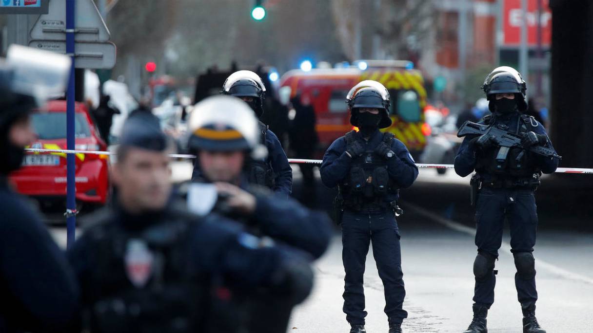 Le Parquet retient la piste terroriste dans l'attaque au couteau de Paris.
