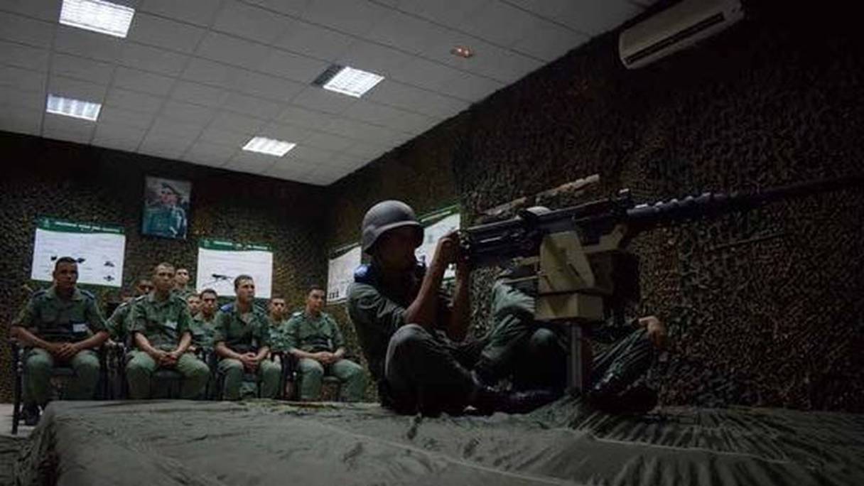 Soldats des FAR utilisant le simulateur de tir pour armes collectives.
