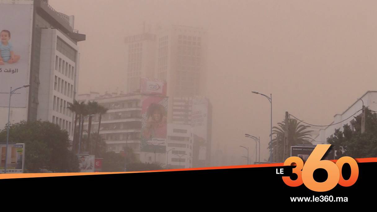 Le ciel de Casablanca obscurci par une poussière rouge, mardi 20 octobre 2020.
