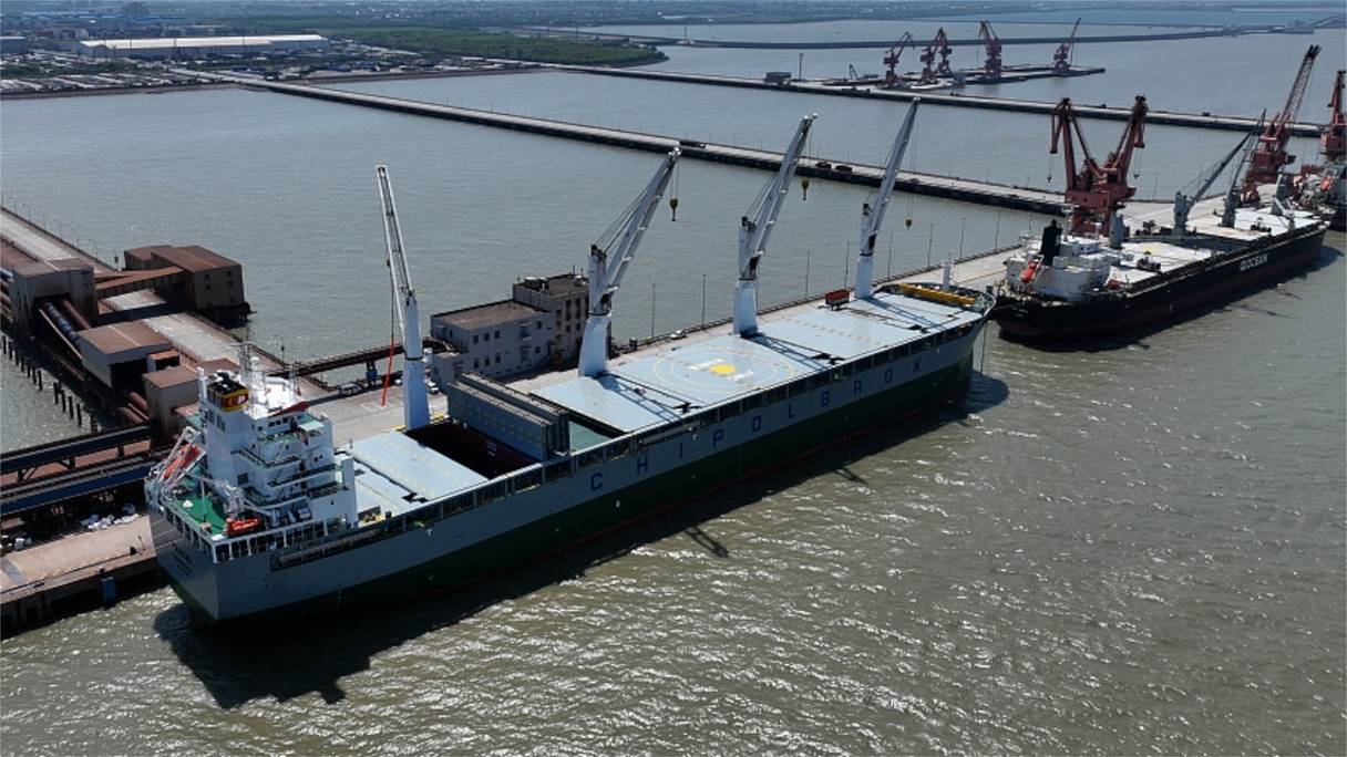 Le cargo-grue polyvalent Pilecki, le plus grand du genre dans le monde, à quai au port de Shanghai.
