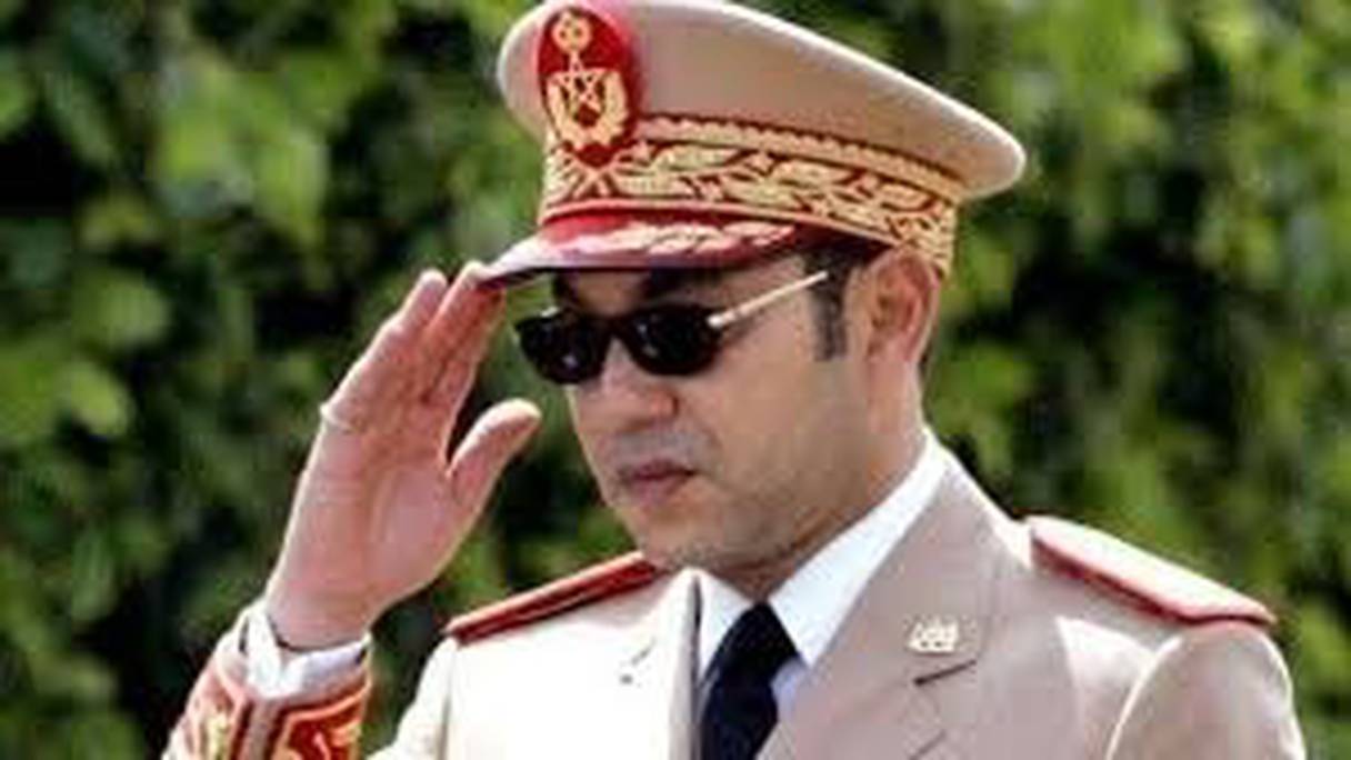 Le roi Mohammed VI, chef suprême et chef d'état-major général des Forces Armées Royales. 
