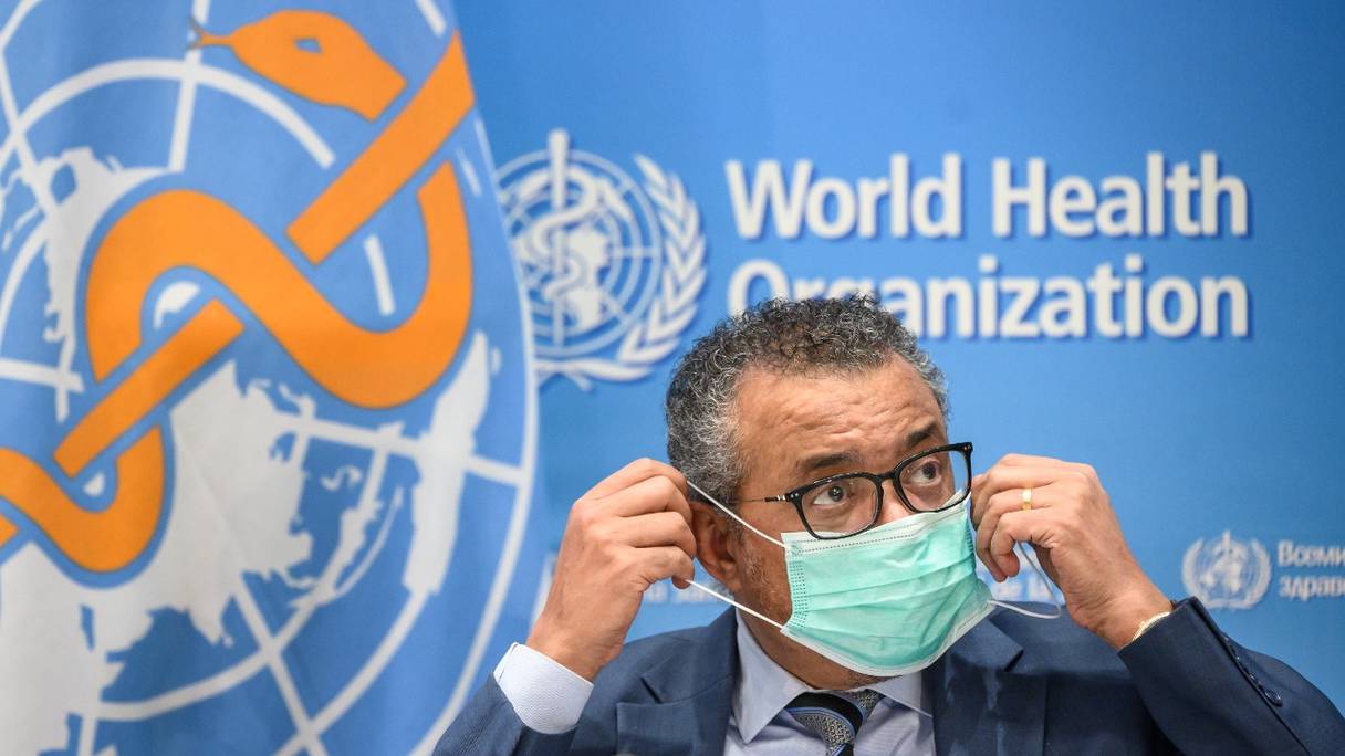 Le directeur général de l'Organisation mondiale de la santé (OMS), Tedros Adhanom Ghebreyesus, met un masque sanitaire lors d'une conférence de presse, le 20 décembre 2021 au siège de l'OMS, à Genève.
