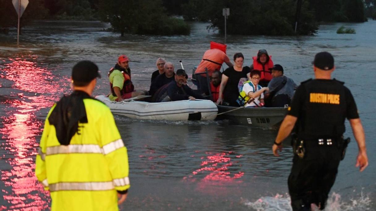 Des habitants de Houston, encerclés par les eaux, sont secourus par canaux pneumatiques.
