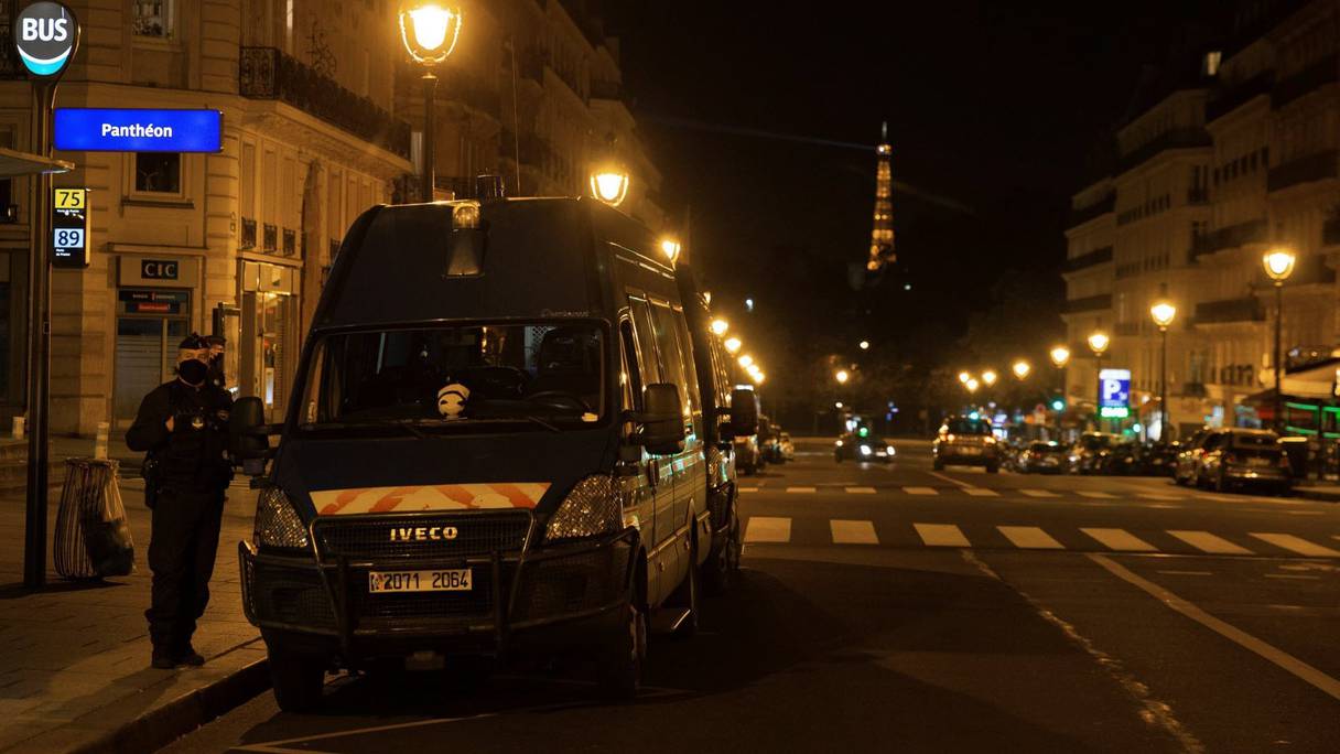 Des gendarmes en patrouille à Paris pendant le couvre-feu.
