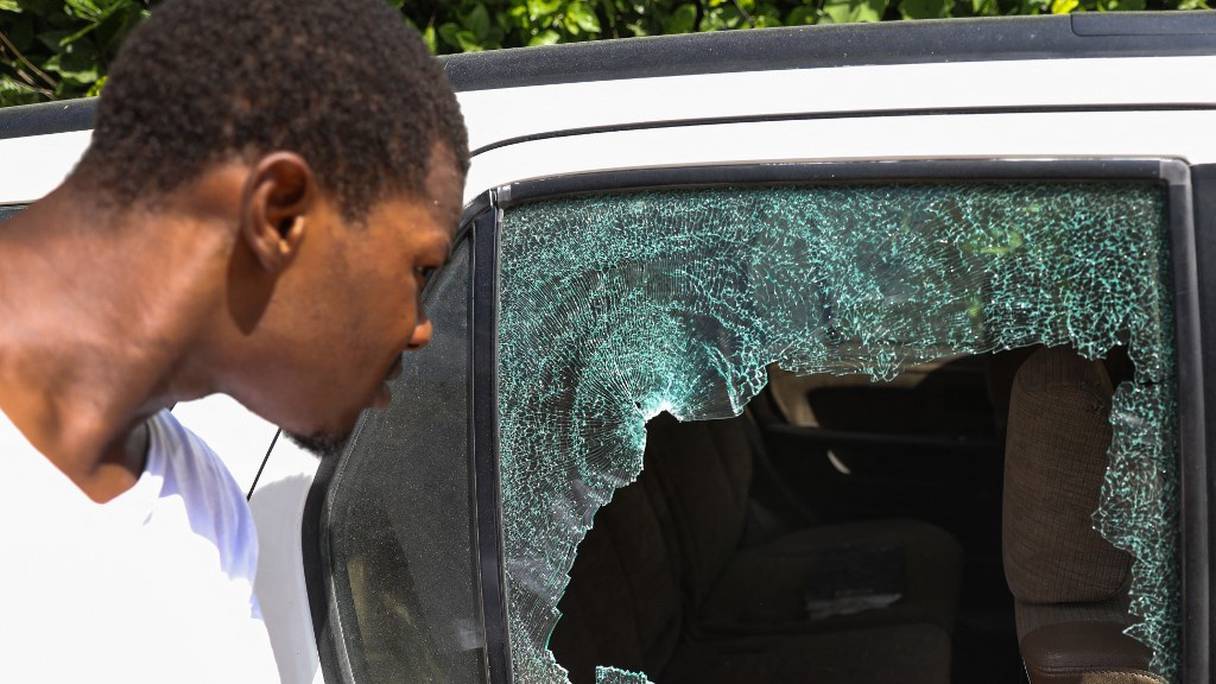 Impacts de balles dans une voiture près de la résidence présidentielle, à Port-au-Prince, en Haïti. Le président haïtien Jovenel Moise a été assassiné et son épouse blessée lors d'une attaque à leur domicile, le 7 juillet 2021. 

