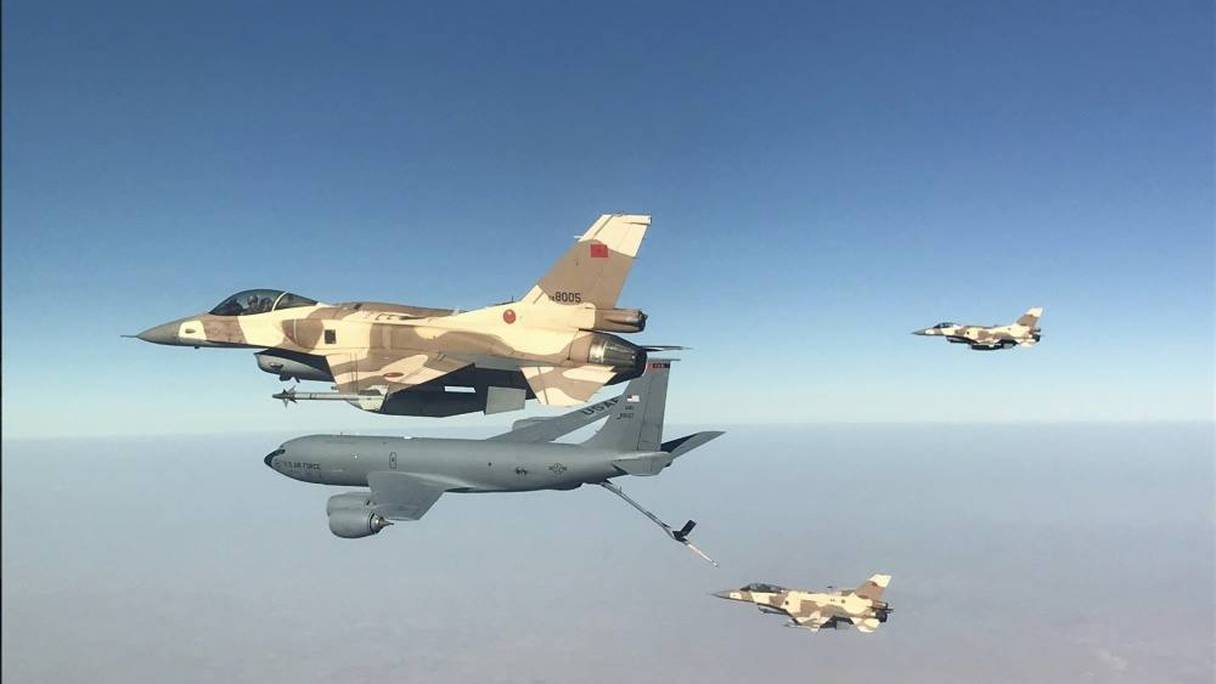 Exercices de ravitaillement en vol avec la participation des F16 des Forces royales air (FRA) dans le cadre de la partie aérienne de précédentes manœuvres African Lion.
