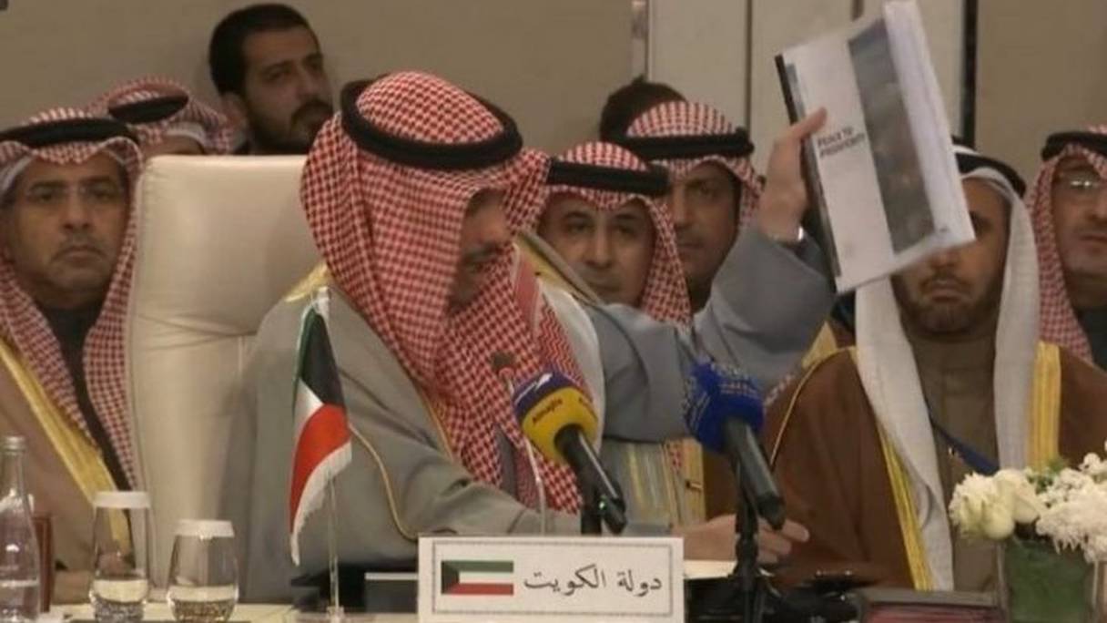 Marzouq Al-Ghanim, président de l'Assemblée nationale du Koweït, brandit le document présentant le "deal du siècle", à Amman, en Jordanie, le 8 février 2020. 
