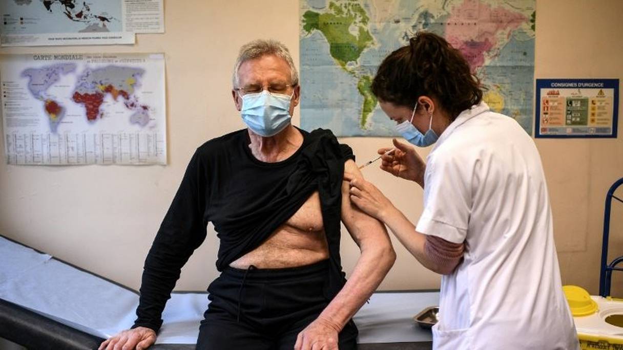 Un homme âgé de plus de 75 ans reçoit un vaccin contre le coronavirus à l'institut Pasteur à Paris le 21 janvier 2021.
