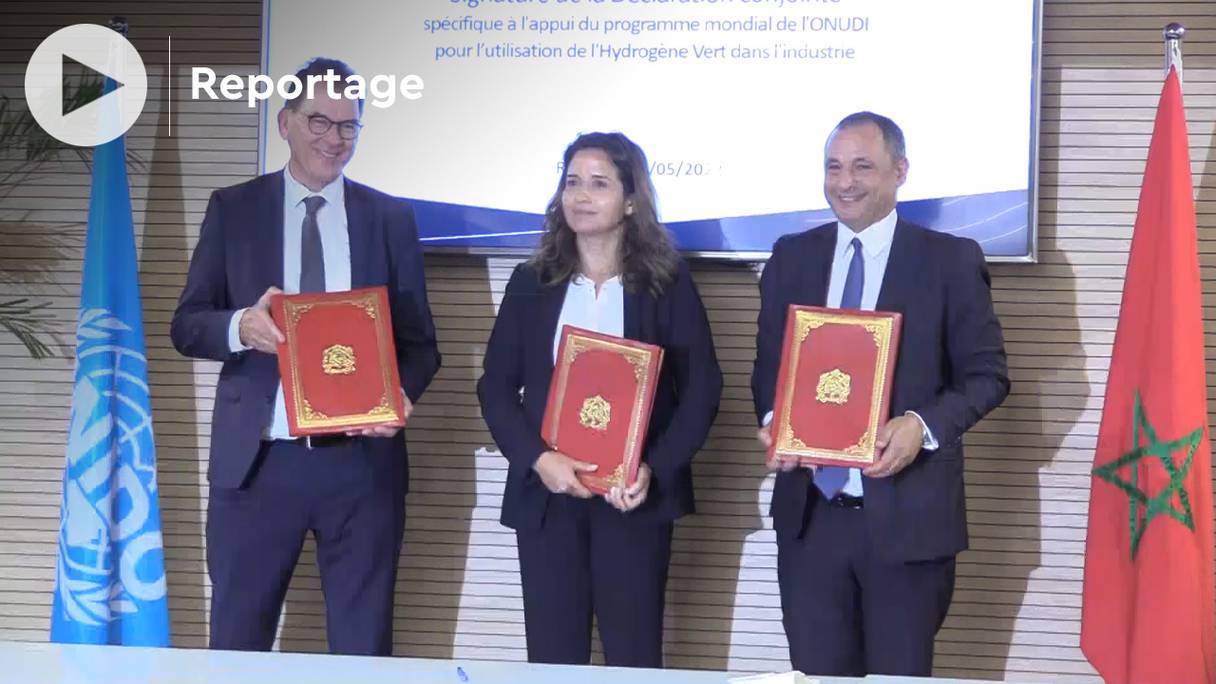 Gerd Muller, directeur général de l’ONUDI, Leila Benali, ministre de la Transition énergétique et du Développement durable et Ryad Mezzour, ministre de l’Industrie et du Commerce ont signé des conventions à Rabat, lundi 16 mai 2022.
