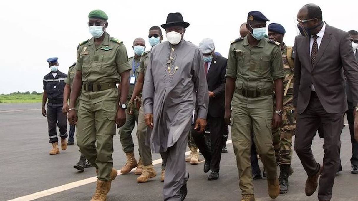 Le président Goodluck Jonathan en compagnie des militaires maliens à Bamako.

