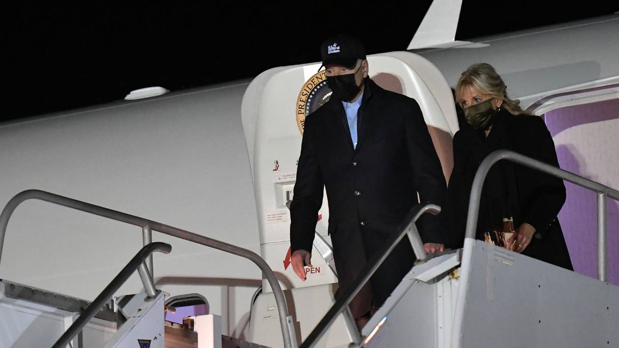 Le président américain Joe Biden et la première dame Jill Biden quittent Air Force One à leur arrivée à l'aéroport de Nantucket, Massachusetts, le 23 novembre 2021. Biden est à Nantucket pour y passer les vacances de Thanksgiving.
