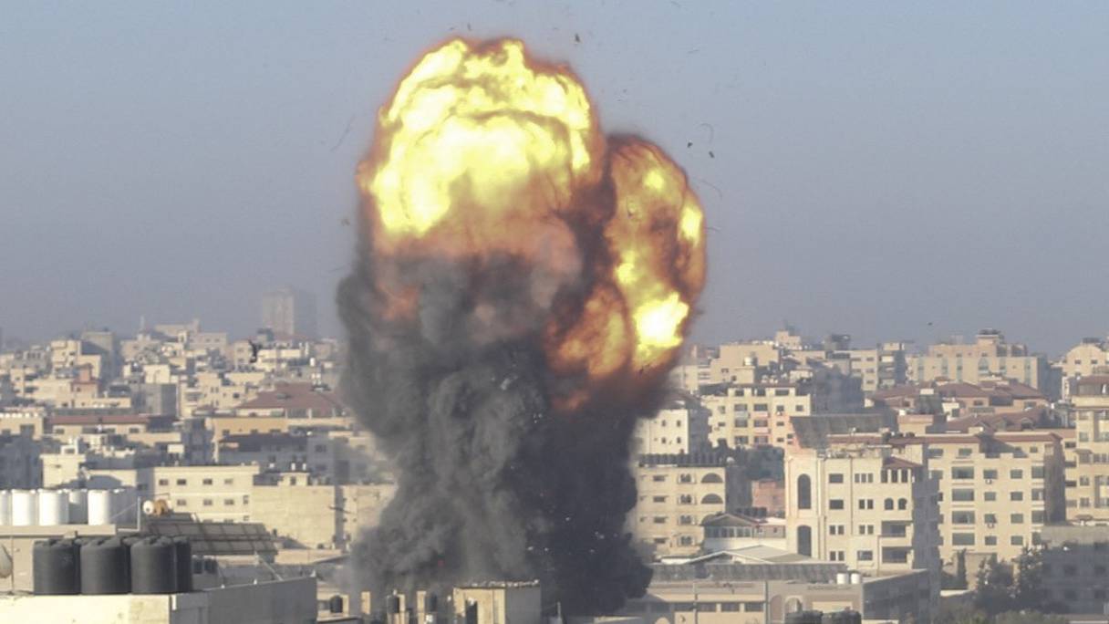 Une boule de feu et de la fumée s'envolent dans les airs lors d'une frappe aérienne israélienne sur la ville de Gaza visant l'enceinte d'Ansar, liée au mouvement Hamas, dans la bande de Gaza, aux premières heures du 15 mai 2021.
