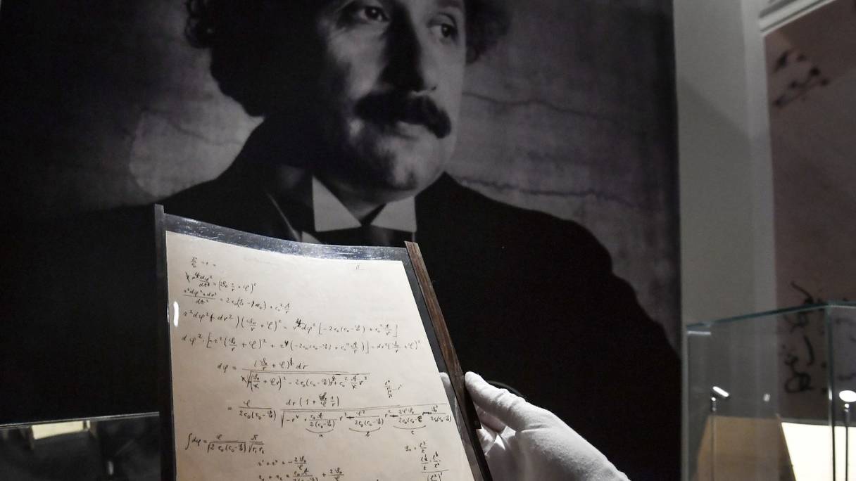 Une page d'un des manuscrits préparatoires à la théorie de la relativité générale d'Albert Einstein, à leur présentation, le 22 novembre 2021, un jour avant d'être mis aux enchères chez Christie's, à Paris.
