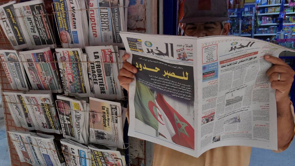 Un Algérien tient le journal du jour dans la capitale, Alger, le 25 août 2021.
