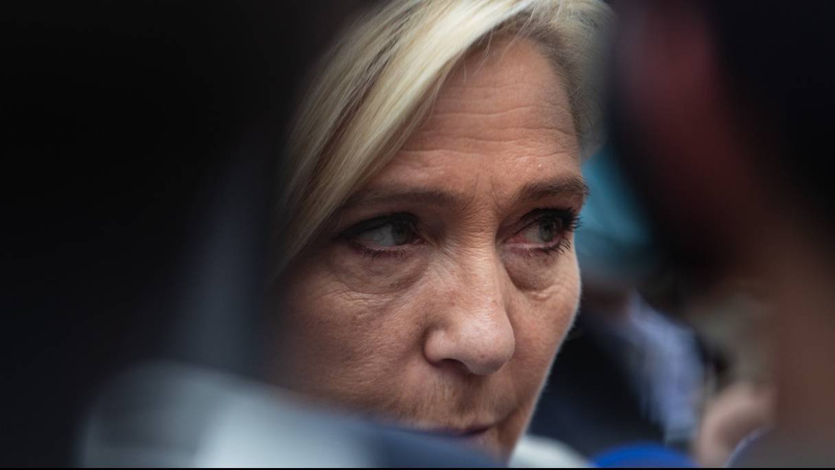 La cheffe du parti d'extrême-droite Rassemblement national (RN) et candidate à la présidentielle Marine Le Pen, ici en visite à Saint-Pierre-en-Auge, dans le nord-ouest de la France, le 18 avril 2022, avant le second tour de l'élection présidentielle française.
