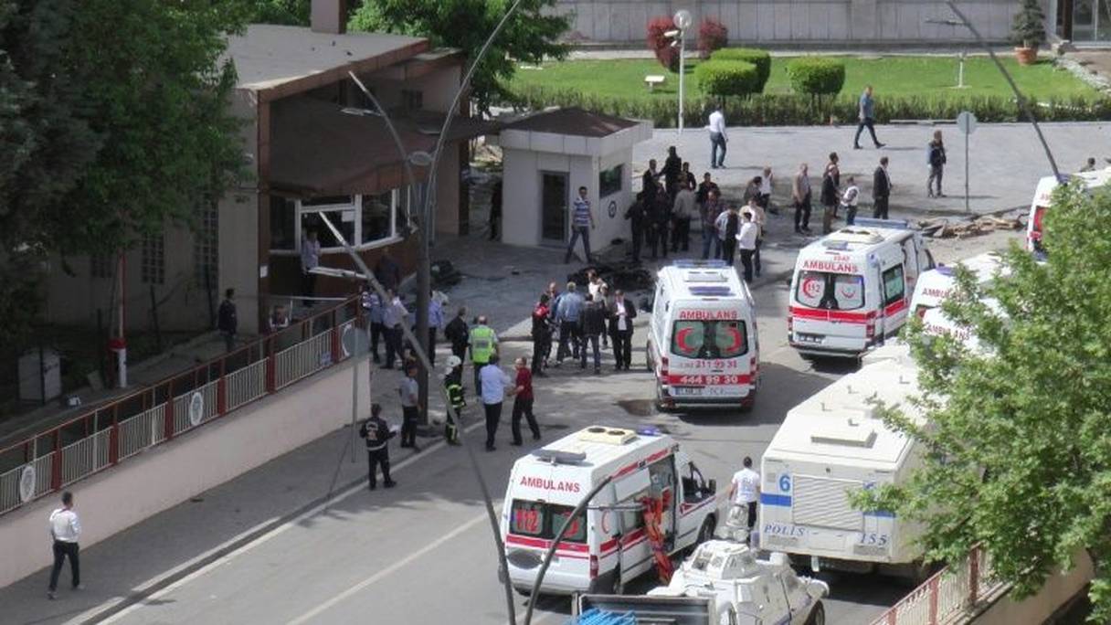 Des ambulances devant le poste de police cible d'une attaque le 1er mai 2016 à Gaziantep en Turquie.
