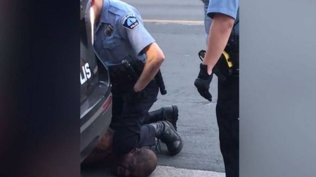 Un officier de police s’est agenouillé sur le cou de George Floyd alors qu’il était menotté (USA)
