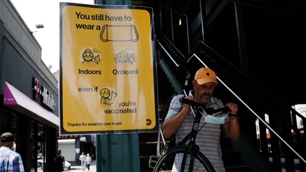 Un grand panneau installé à l'extérieur d'une station de métro à Brighton Beach, à Brooklyn,  pour inciter les personnes à porter un masque de protection.
