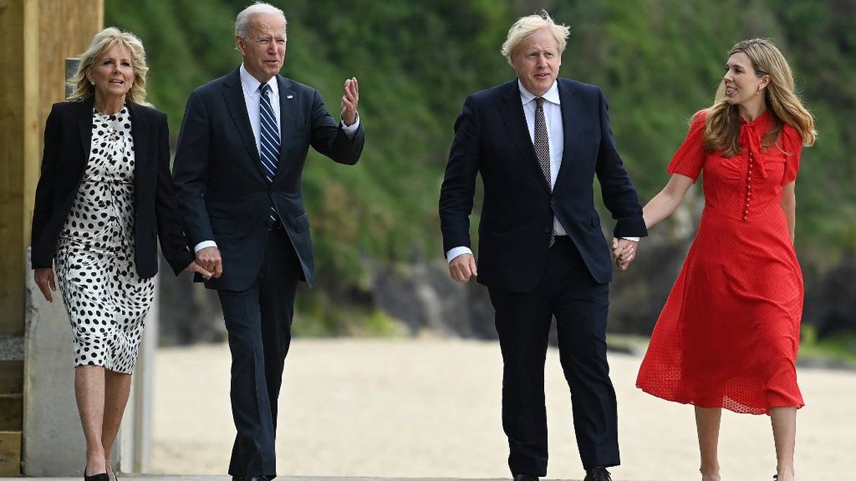 Le Premier ministre britannique Boris Johnson et son épouse Carrie marchent aux côtés du président américain Joe Biden et de la première dame américaine Jill Biden avant une réunion bilatérale à Carbis Bay, en Cornouailles, le 10 juin 2021. 
