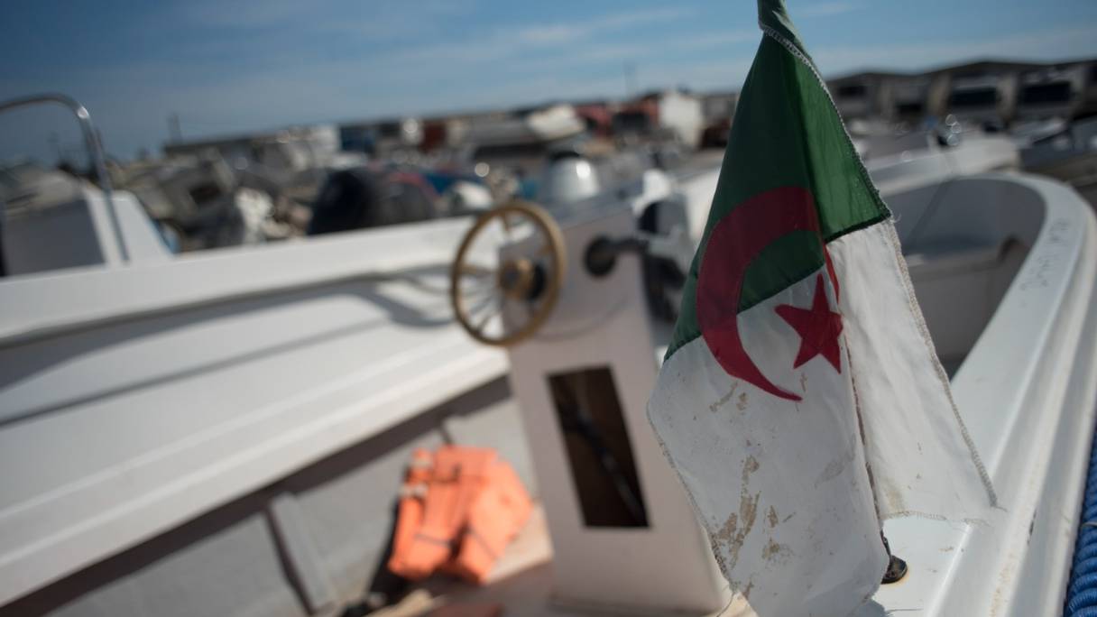 Drapeau algérien déployé sur un petit bateau, utilisé par les migrants, ici dans un entrepôt d'Almeria, en Espagne, le 15 octobre 2021. 
