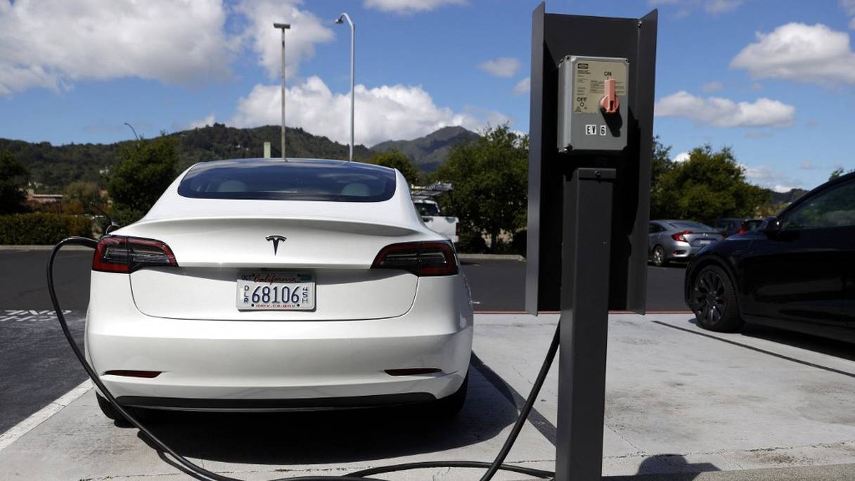 Une voiture Tesla électrique charge ses batteries à une station Tesla Supercharger, le 26 avril 2021 à Corte Madera, en Californie. Tesla doit publier le 27 avril 2021 ses résultats du premier trimestre, après la cloche de clôture à Wall Street. 
