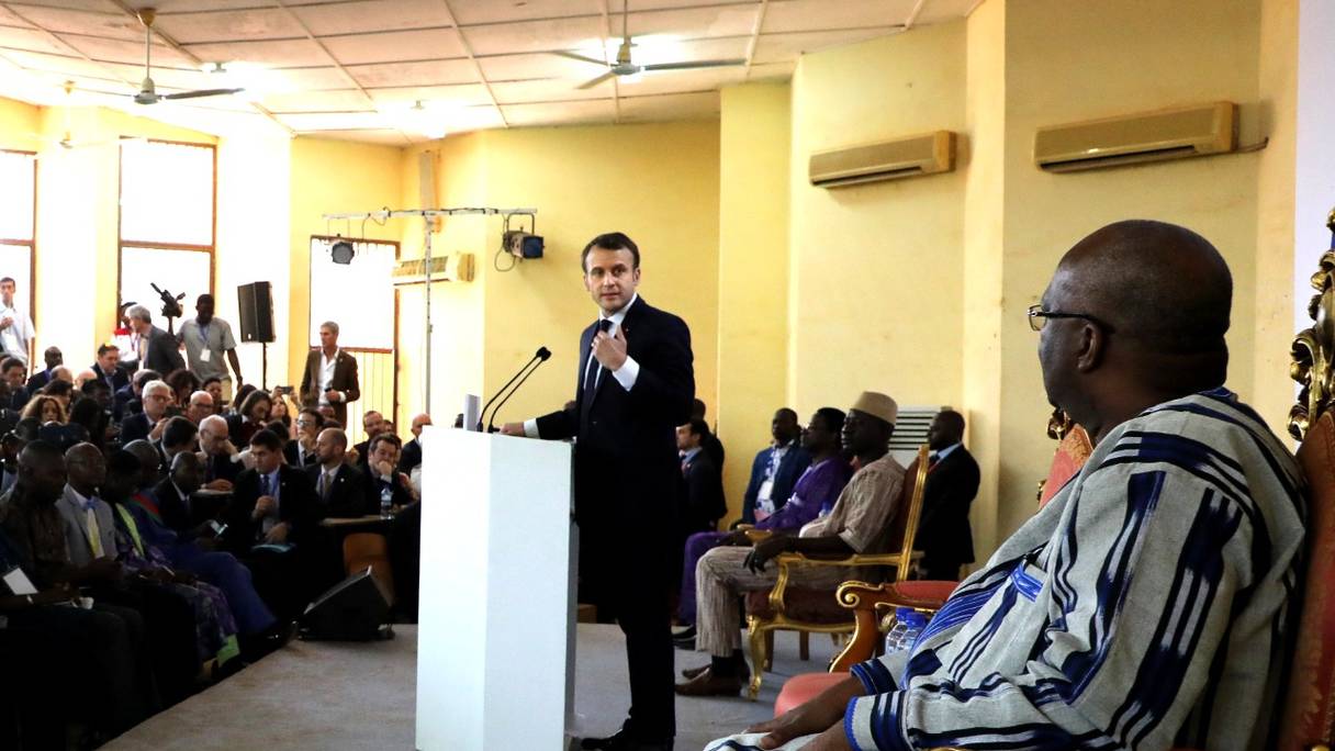 Le président français Emmanuel Macron s'exprime en présence du président burkinabé Roch Marc Christian Kaboré, à l'université de Ouagadougou, au Burkina Faso, lors de sa première tournée africaine depuis son entrée en fonction, le 28 novembre 2017.
