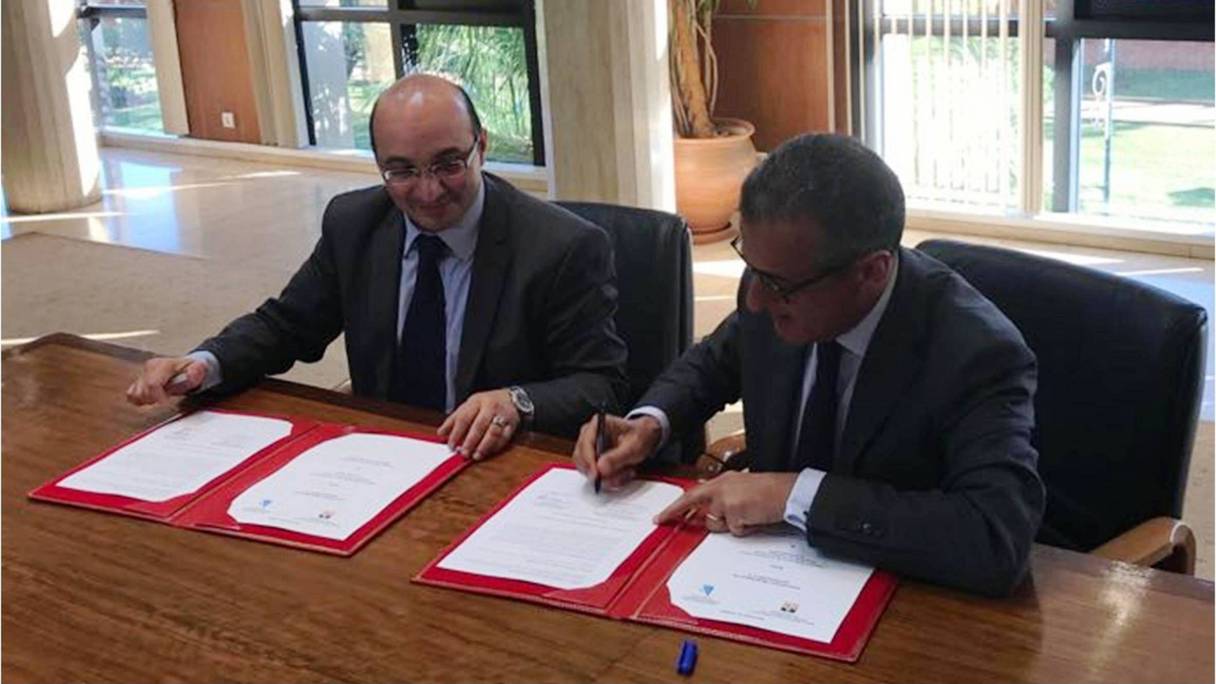 Karim Tajmouati et Khalid Yousfi signant la convention.

