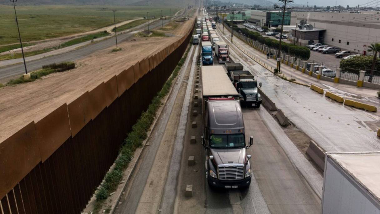 Des camions s'apprêtent à traverser la frontière entre le Mexique et les Etats-Unis dans l'Etat mexicain de Basse-Californie, en avril 2019.
