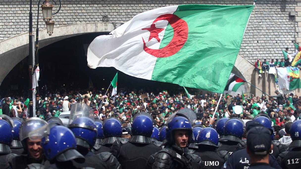 Les Algériens dans la rue.
