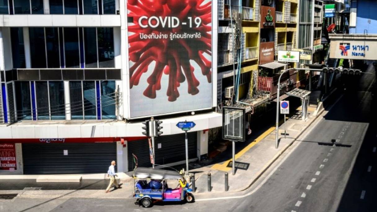 Rue dans une ville d'un pays d'Asie, vide de ses habitants, à cause de la mesure de confinement obligatoire pour limiter la propagation des cas de Covid-19. 
