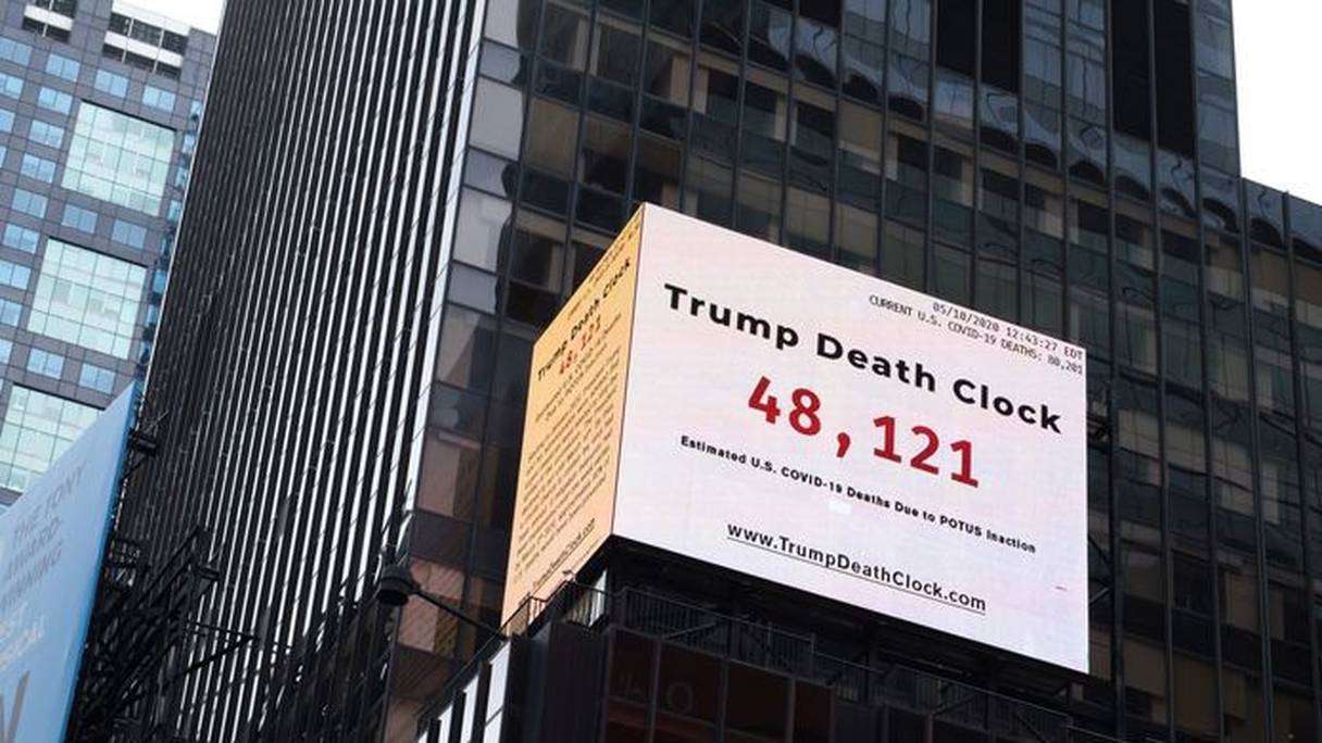 Un panneau géant nommé "l'horloge de la mort de Trump" par son créateur, sur la façade d'un immeuble de Times Square, le 11 mai 2020 à New York. 
