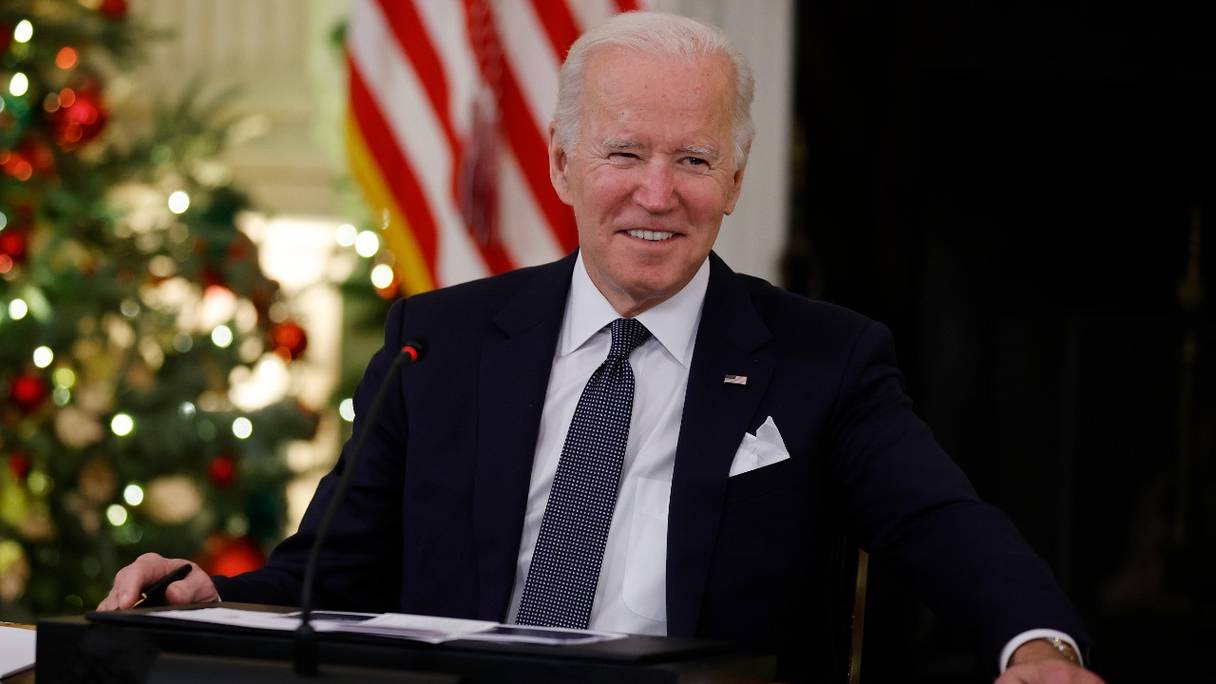 Le président américain Joe Biden prononce une brève allocution dans la salle à manger d'Etat de la Maison Blanche, le 9 décembre 2021 à Washington.
