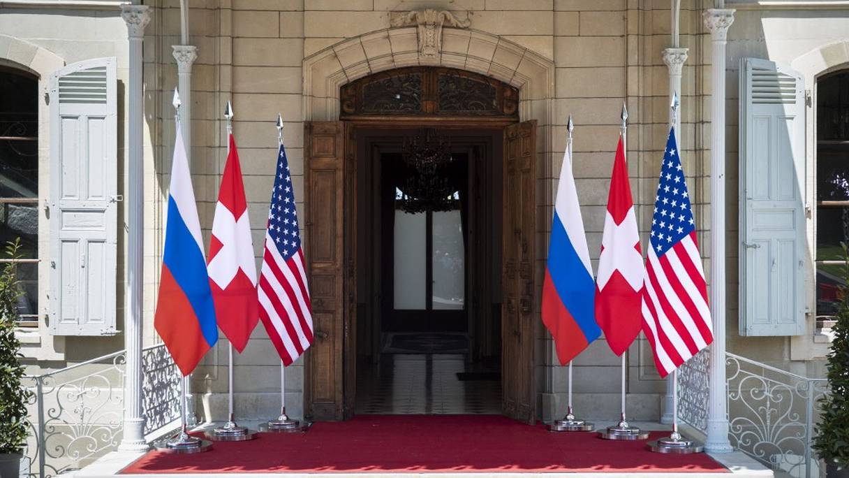 Des drapeaux de la Russie, des Etats-Unis et de la Suisse flottent devant la villa La Grange, à la veille du sommet Etats-Unis - Russie à Genève, le 15 juin 2021.
