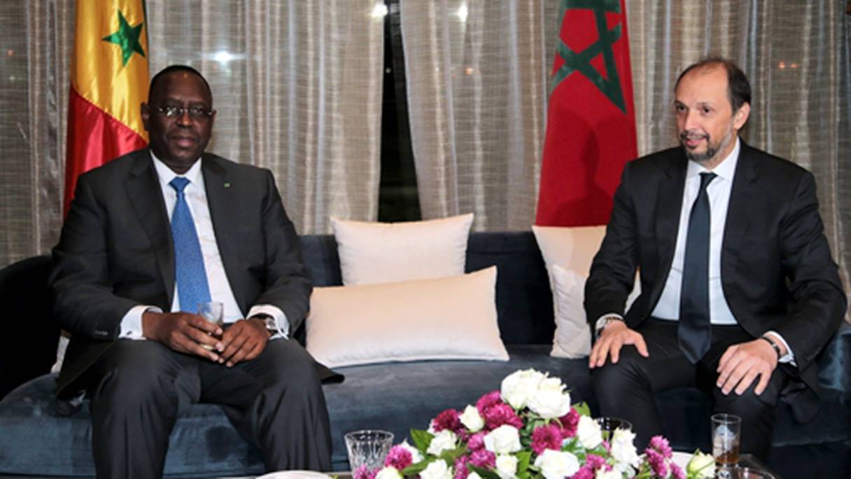 Le président sénégalais, Macky Sall, accueilli à son arrivée à Tanger, par le ministre chargé de la Coopération africaine, Mohcine Jazouli. 
