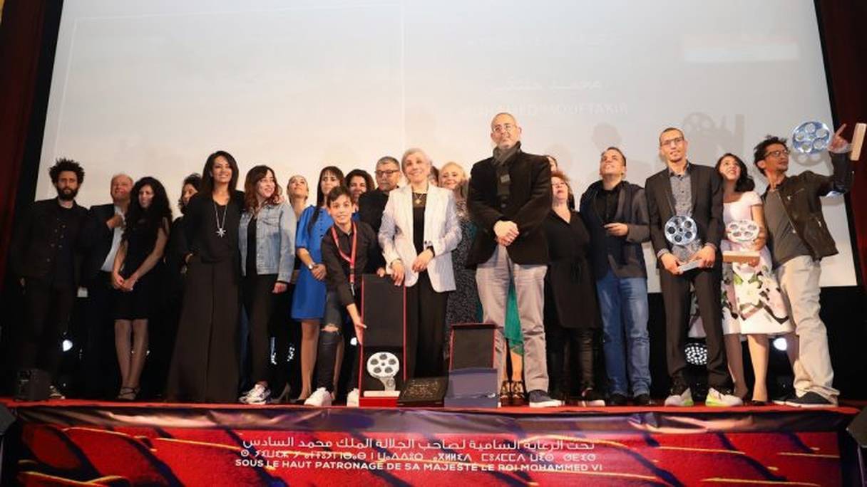 Mohamed Mouftakir sur la scène de la salle Roxy, récompensé pour son film "L’automne des pommiers" au festival national du Film de Tanger.
