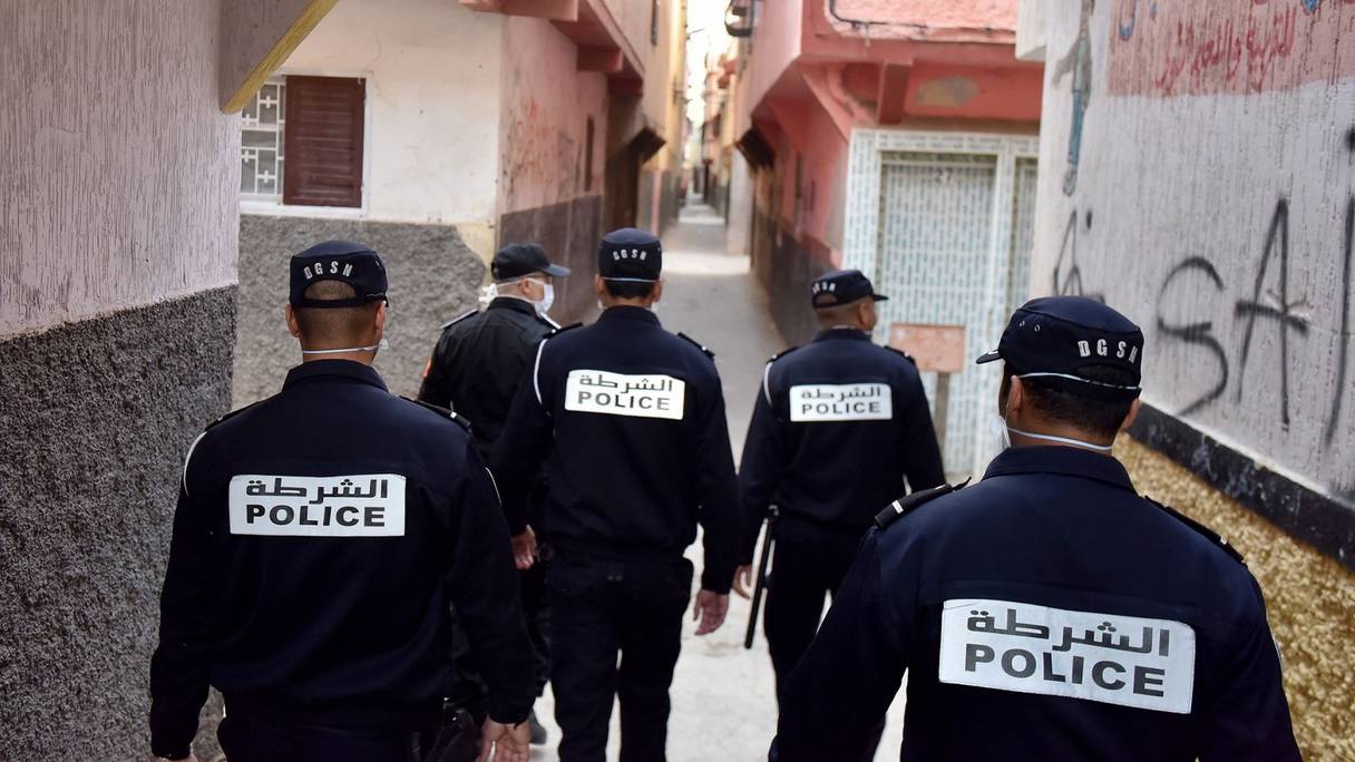 Des éléments de la DGSN veillant au respect de l'état d'urgence sanitaire dans un quartier populaire au Maroc.
