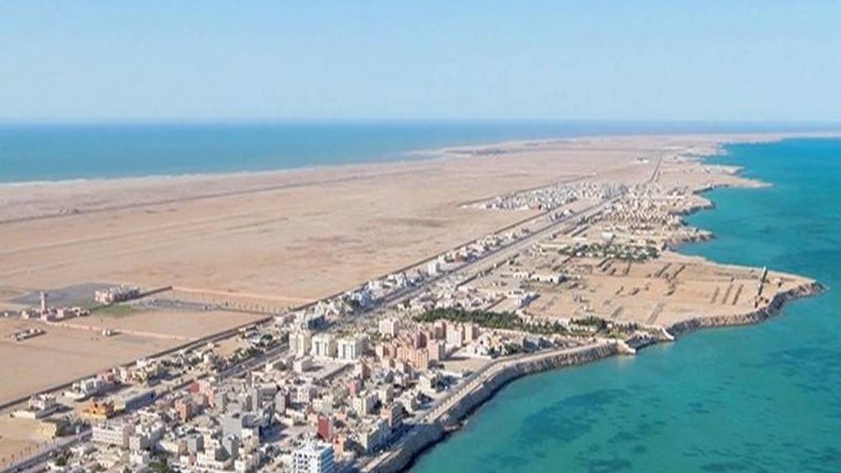 Péninsule de Dakhla. Située à 1.690 km au sud de Rabat, Dakhla se trouve à une trentaine de kilomètres au nord du tropique du Cancer, tout comme la Havane, Canton ou Hawaï. Il s'agit aujourd'hui d'un des plus grands ports de pêche des Provinces du Sud.
